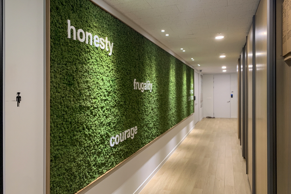 Scandia Moss Project 02 | Office wall greening interior construction - Ossur Korea aluminum panel and custom order