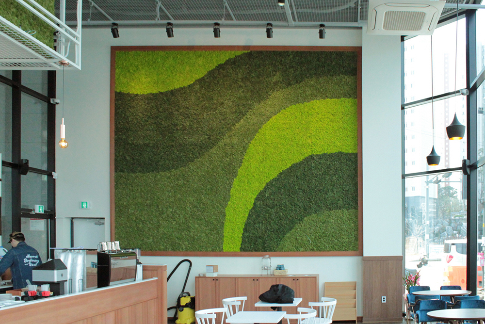 스칸디아모스 프로젝트 01 | 스칸디아모스월 카페 벽면 포인트 인테리어-카페 힐린 커스텀 제작 및 커스텀 시공