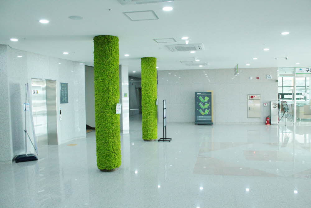 Scandia Moss Project 02 | Indoor pillar greening construction representing moss-covered wooden pillars in nature - Sobaeksan National Park cork panel and custom made