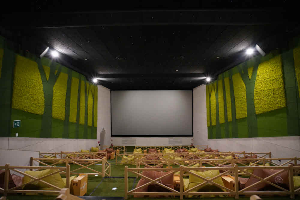 Cinema interior that conveys the value of greenery in the city - CGV Dongsuwon Cine & Foret theater