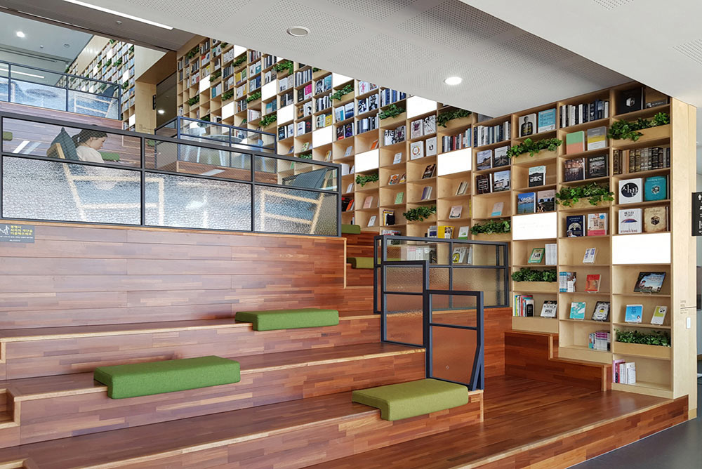 스칸디아모스 프로젝트 02 | 자연을 담은 스칸디아 모스와 책의 향기 가득한 도서관 이끼 벽 인테리어 시공-광교푸른숲도서관 커스텀 패널 및 커스텀 제작